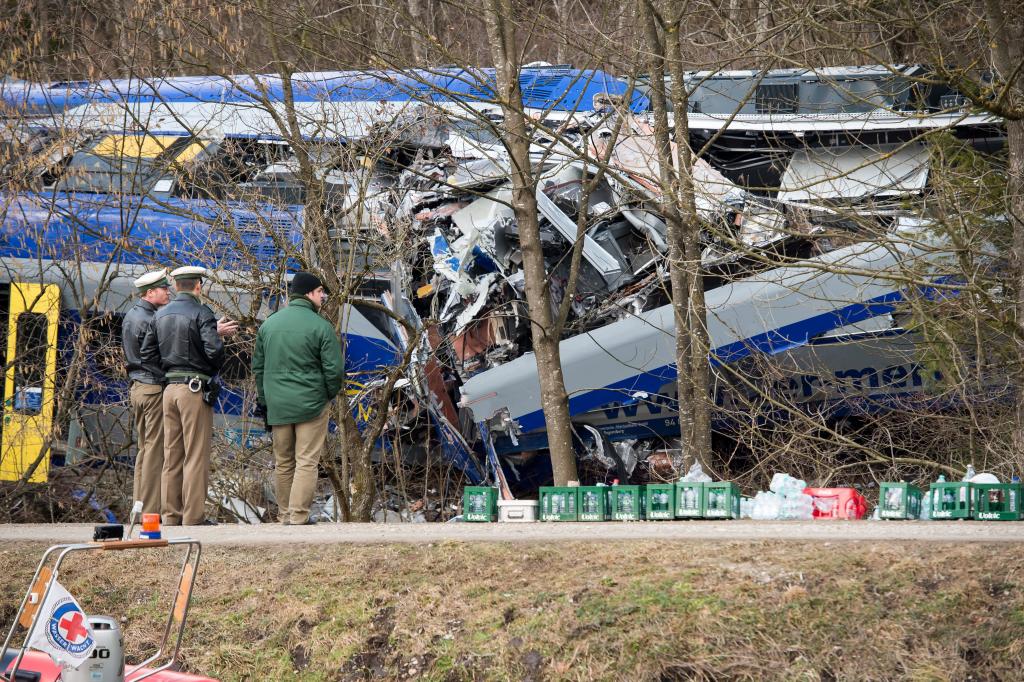 Οι έρευνες για το σιδηροδρομικό δυστύχημα στη Βαυαρία επικεντρώνονται στην πιθανότητα ανθρώπινου λάθους ή τεχνικού προβλήματος
