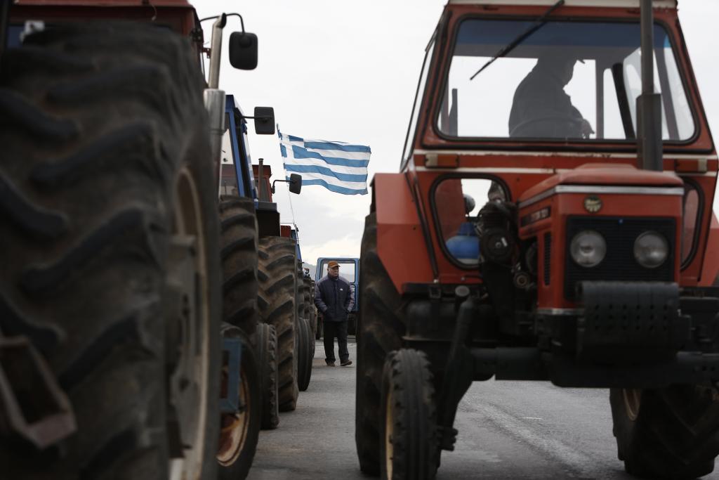 Στα άκρα η κόντρα κυβέρνησης και αγροτών – «Μπλόκο» για τα τρακτέρ στην Αθήνα