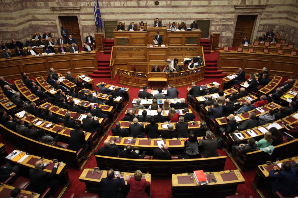 Οξεία αντιπαράθεση στη Βουλή για τις τηλεοπτικές άδειες – Πέρασε με 154 ψήφους η τροπολογία