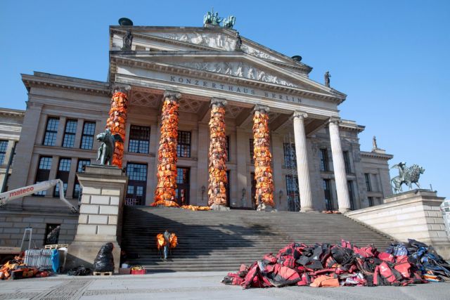 Ο κινέζος καλλιτέχνης Άι Γουέι – Γουέι δένει σωσίβια από τη Λέσβο στο Βερολίνο