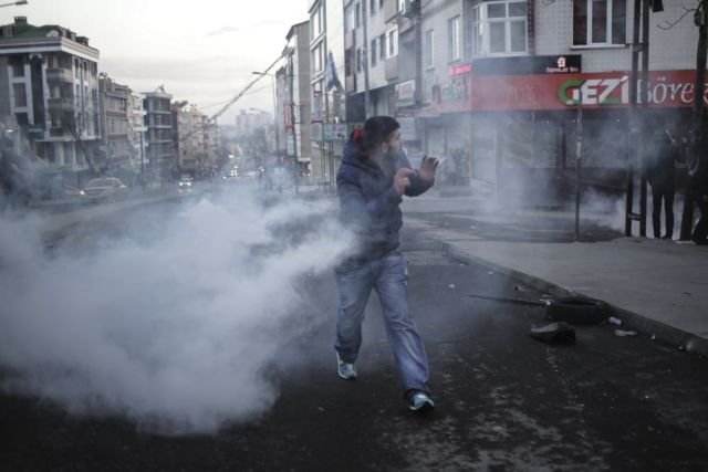 Συγκρούσεις αστυνομίας-διαδηλωτών υπέρ των Κούρδων στην Κωνσταντινούπολη