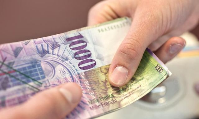 Οι Ελβετοί δεν θα καταργήσουν το χαρτονόμισμα των 1.000 φράγκων