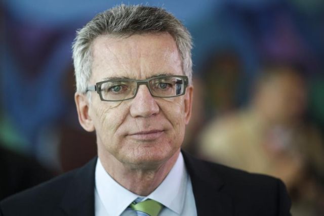 Για προστασία της Σένγκεν «σε κάποια άλλα σύνορα» προειδοποιεί ο γερμανός υπουργός Εσωτερικών