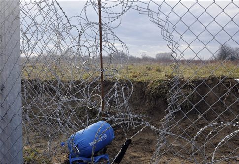 Σουρωτήρι έκαναν οι μετανάστες τον φράχτη στην Ουγγαρία
