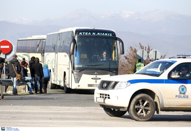 Στα Διαβατά τα λεωφορεία που μεταφέρουν πρόσφυγες προς την Ειδομένη