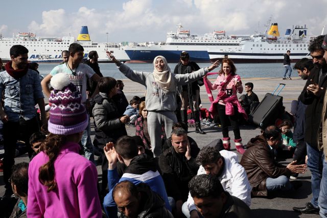 Φτάνουν άλλοι 279 πρόσφυγες στο λιμάνι του Πειραιά