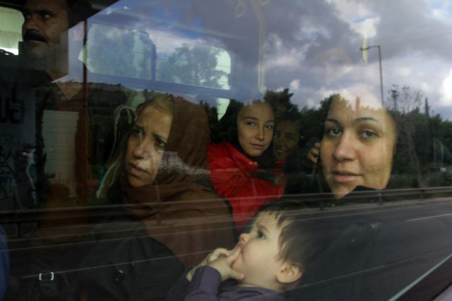 Αρτα: Στο κέντρο φιλοξενίας στη Φιλιππιάδα έφτασαν πέντε λεωφορεία με Σύρους και Αφγανούς