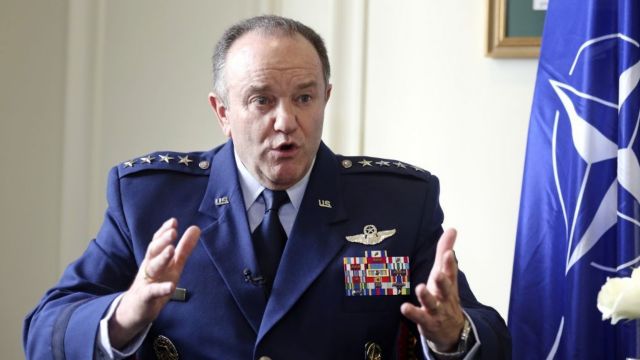 ΝΑΤΟ: Αμερικανός διοικητής βλέπει Ρωσία και Δαμασκό πίσω από τα καραβάνια των προσφύγων