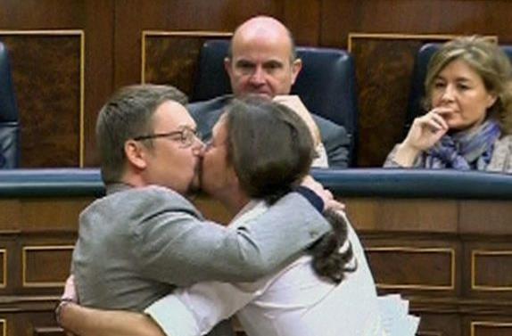 Podemos: Φιλί στο στόμα του Ιγκλέσιας σε βουλευτή