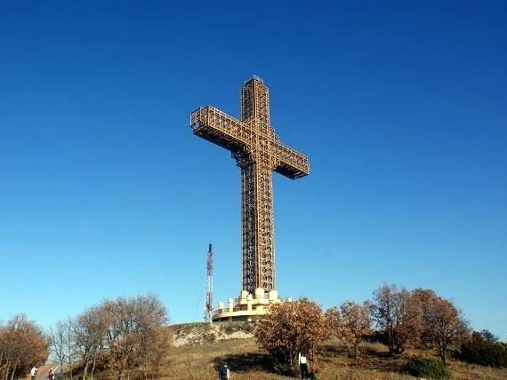 Ακραίες αντιδράσεις Αλβανών για την κατασκευή μεταλλικού σταυρού στα Σκόπια