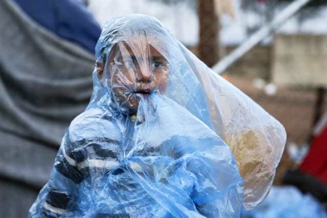 Ειδομένη: Απροστάτευτοι από τις καταρρακτώδεις βροχές οι 13.000 πρόσφυγες