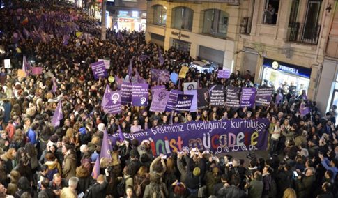 Κωνσταντινούπολη: Χιλιάδες στην πορεία για την Ημέρα της Γυναίκας