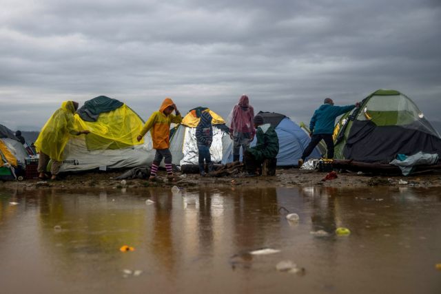Δραματική νύχτα για τους πρόσφυγες στην Ειδομένη