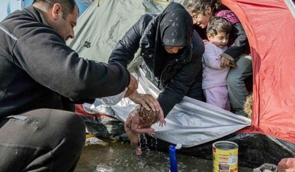 Μωρό γεννήθηκε στις λάσπες της Ειδομένης