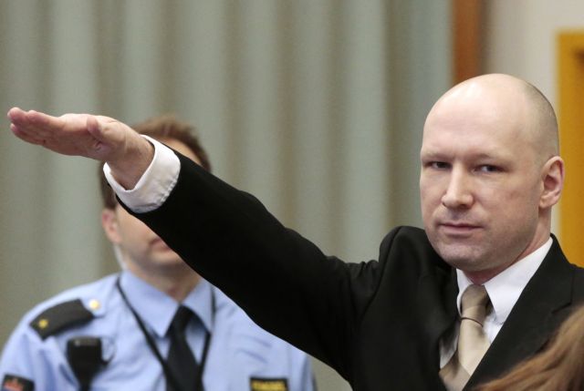 Ο Μπρέιβικ μηνύει (με ναζιστικό χαιρετισμό) τη Νορβηγία για «απάνθρωπη κράτηση»