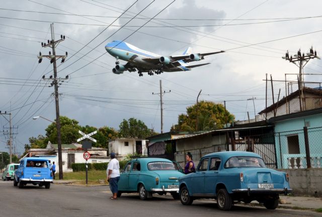 Ο Μπαράκ Ομπάμα έφτασε στην Κούβα (φωτό και βίντεο)