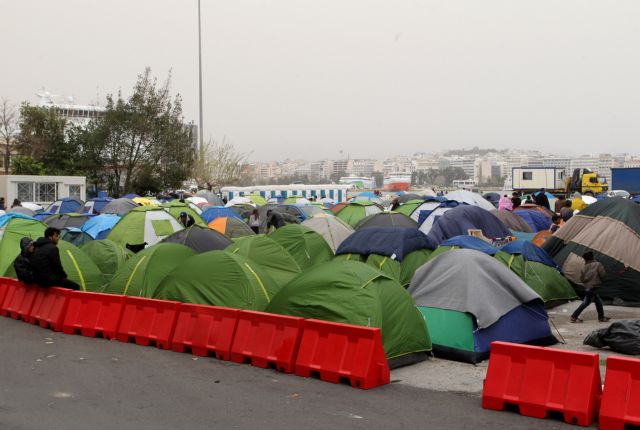Με φυλλάδια θα ζητήσουν από τους πρόσφυγες να εγκαταλείψουν το λιμάνι του Πειραιά