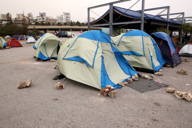 Μειωμένες οι προσφυγικές ροές – μέχρι τις αποβάθρες οι σκηνές στον Πειραιά