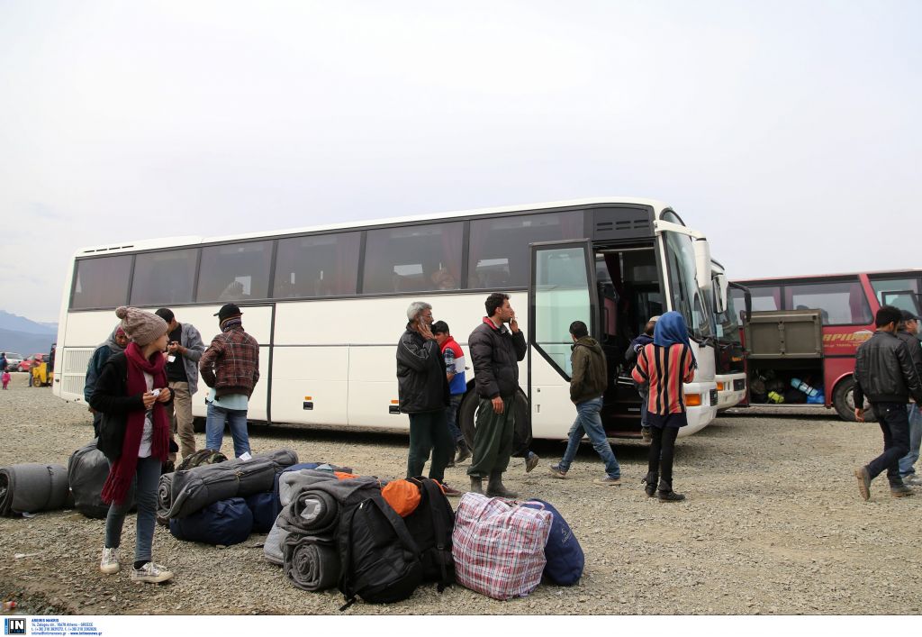 Φεύγουν πρόσφυγες από την Ειδομένη – Αναχώρησαν τρία λεωφορεία