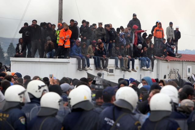 Η Αστυνομία απέκλεισε στη γέφυρα του Αξιού λεωφορεία με αλληλέγγυους που κατευθύνονται στην Ειδομένη