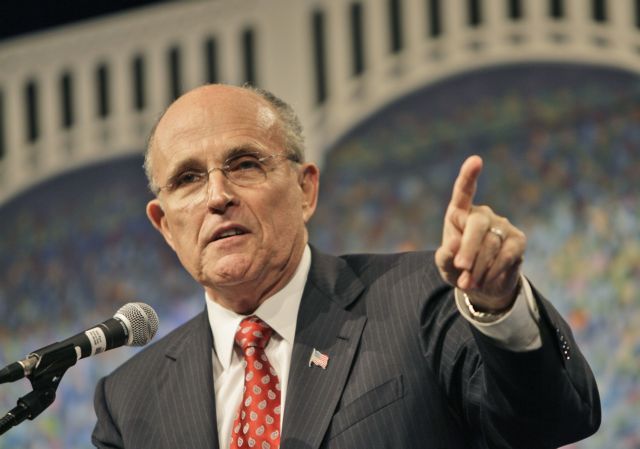 Nτόναλντ Τραμπ ψηφίζει ο «δήμαρχος της Αμερικής» Ρ.Τζουλιάνι