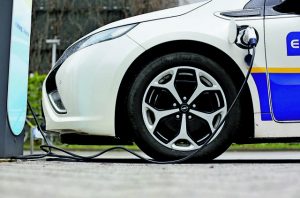 Αγορά αυτοκινήτου: Στροφή στα υβριδικά, πέφτουν τα ηλεκτρικά