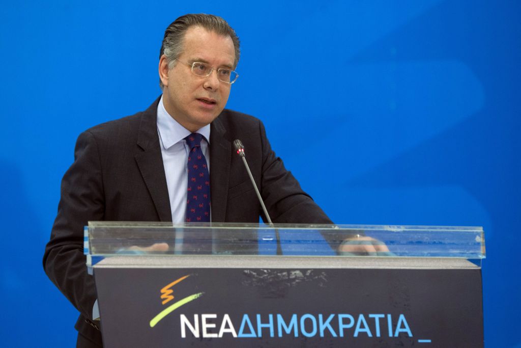 Η κυβέρνηση με την πολιτική της βυθίζει την ελληνική οικονομία, λέει ο Κουμουτσάκος