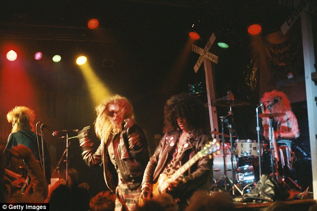 Η έκπληξη των Guns N’ Roses: Αιφνιδιάζουν με πρεμιέρα απόψε στο σημαδιακό Troubadour