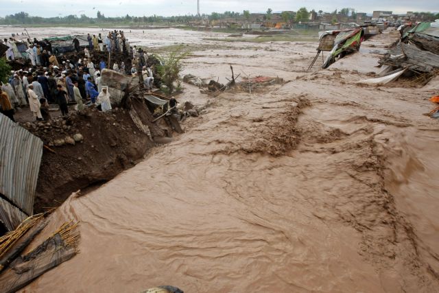 Πακιστάν: Δεκάδες νεκροί και χιλιάδες εγκλωβισμένοι από τις πλημμύρες