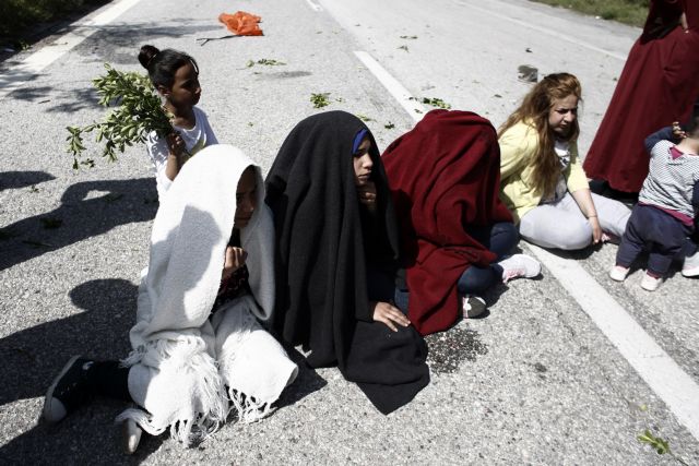 Συγκέντρωση διαμαρτυρίας από γυναίκες και παιδιά πρόσφυγες στην Ειδομένη