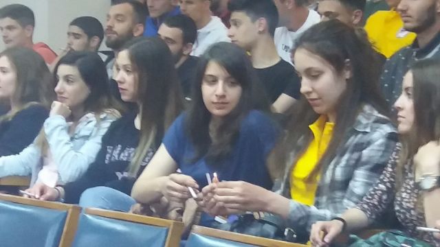 Πρωτότυπη διαμαρτυρία φοιτητών για τη μη εφαρμογή του αντικαπνιστικού νόμου