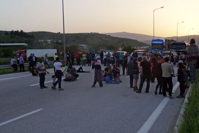 Εκρυθμη η κατάσταση στα Ιωάννινα: Εισβολή αντιεξουσιαστών στο δημαρχείο για τους πρόσφυγες