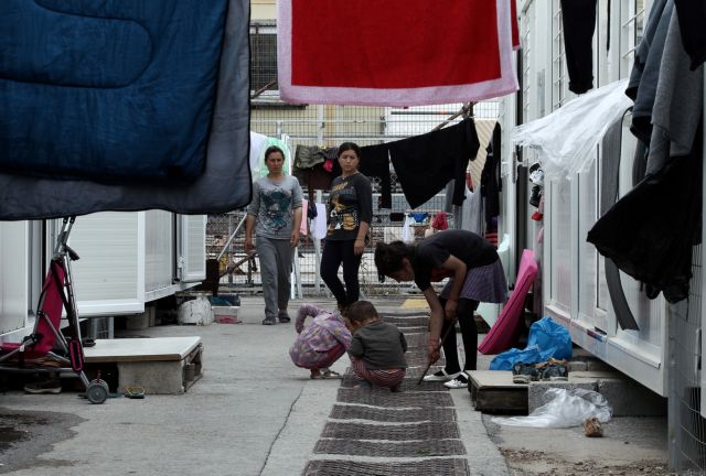 Περίπου 300 πρόσφυγες θα μεταφερθούν από τον Πειραιά στον Σκαραμαγκά