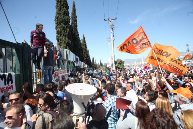 Ενταση στη συγκέντρωση διαμαρτυρίας εκπαιδευτικών έξω από το υπουργείο Παιδείας | tanea.gr