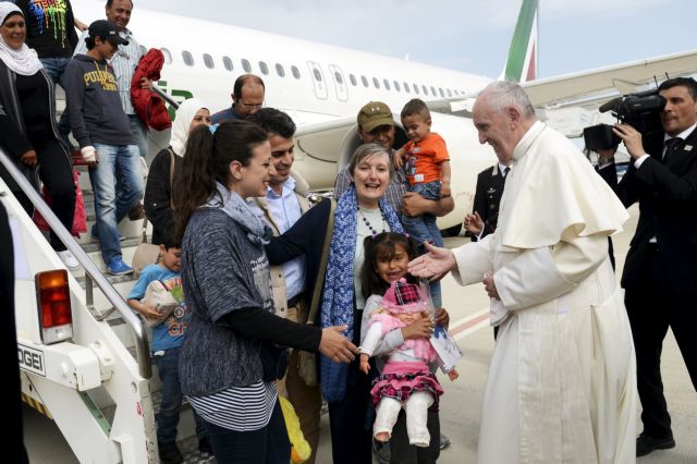 Ο Πάπας μιλάει για τους 12 πρόσφυγες που πήρε μαζί του από τη Λέσβο