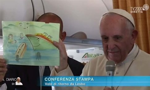 Πάπας Φραγκίσκος: Εδειξε τις ζωγραφιές των παιδιών στους δημοσιογράφους (βίντεο)