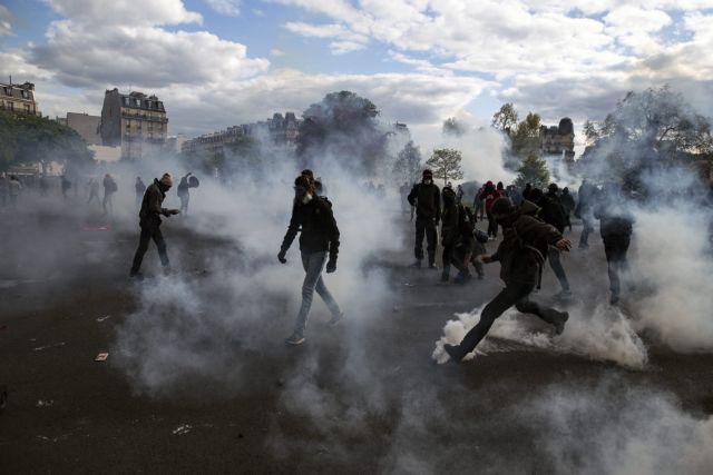 Είκοσι τέσσερις συλλήψεις για βιαιότητες μετά τη διάλυση από την αστυνομία συγκέντρωσης στο Παρίσι