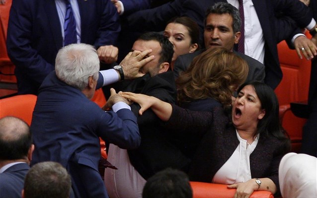 Επεσε πολύ ξύλο στο τουρκικό Κοινοβούλιο