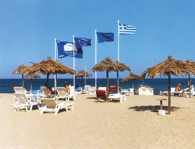 Τρίτη θέση παγκοσμίως για την Ελλάδα με 430 γαλάζιες σημαίες στις ακτές | tanea.gr