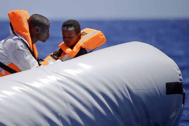 Βρετανία-Γαλλία: Δεκαεννέα μετανάστες που επέβαιναν σε φουσκωτό διασώθηκαν στη Μάγχη