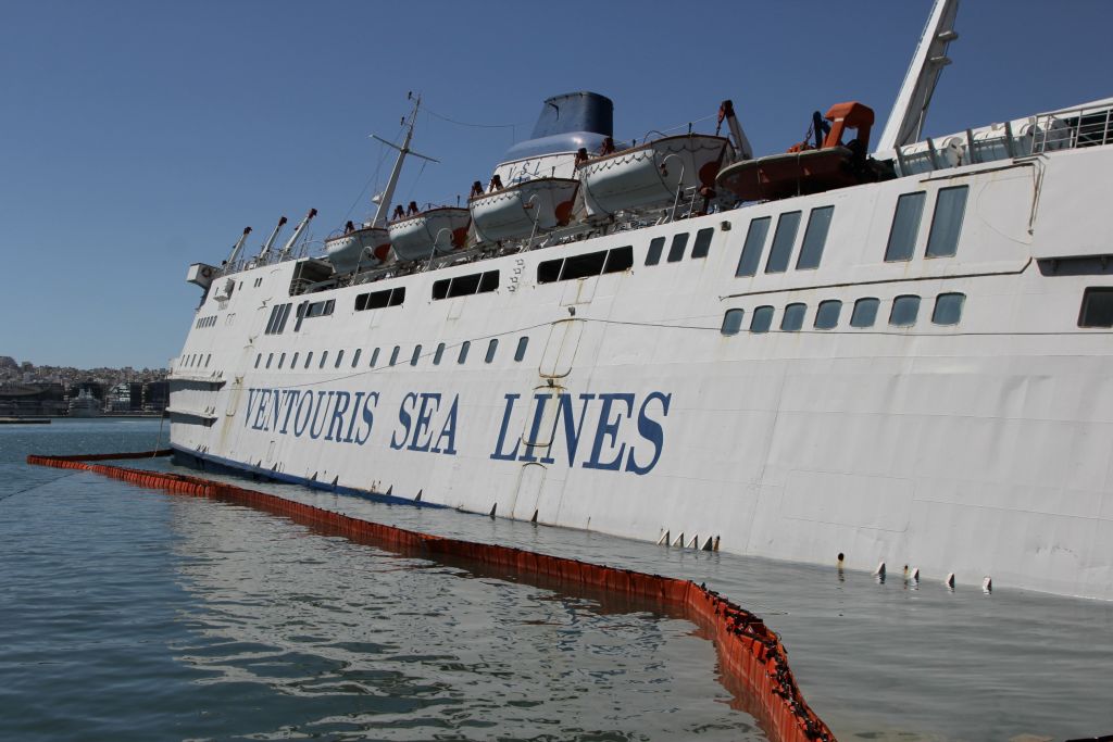 Μειοδοτικός διαγωνισμός για την απομάκρυνσή του ημιβυθισμένου πλοίου «Παναγία Τήνου»