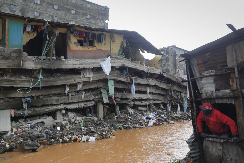 Στους 16 αυξήθηκαν οι νεκροί από την κατάρρευση του κτιρίου στο Ναϊρόμπι
