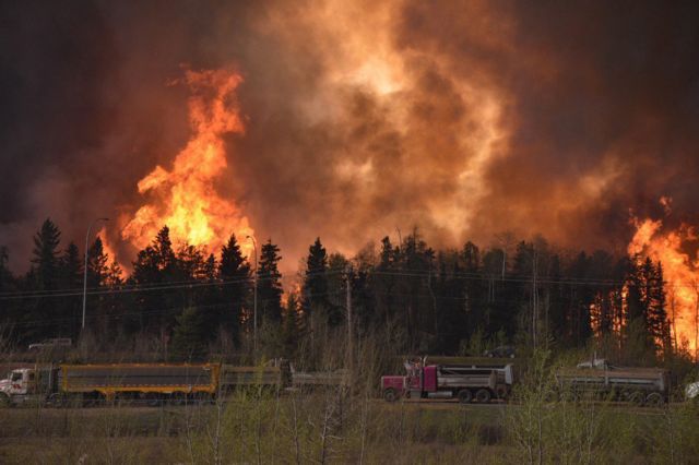 Καναδάς: Χιλιάδες άτομα εγκαταλείπουν το Φορτ Μακ Μάρεϊ, λόγω μεγάλης πυρκαγιάς