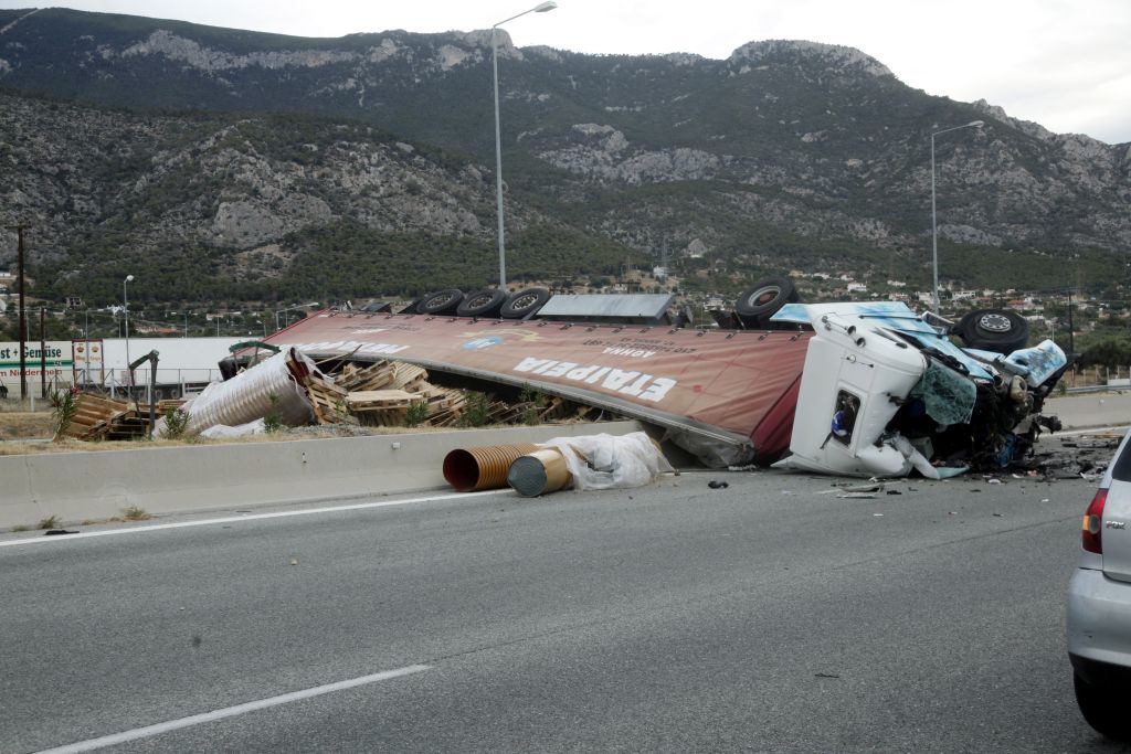 Δύο νεκροί σε σφοδρή σύγκρουση νταλίκας με ΙΧ στην εθνική οδό Αθηνών-Κορίνθου