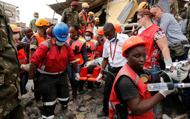 Κένυα: Ανέσυραν γυναίκα που ήταν παγιδευμένη επί έξι ημέρες κάτω από τα ερείπια κτιρίου