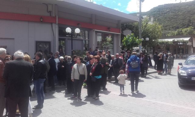 Διαμαρτυρία για να μην κλείσει η τράπεζα στο Δίστομο