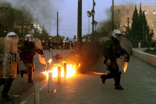 Απομακρύνονται τέσσερις αστυνομικοί για τα επεισόδια της περασμένης Κυριακής | tanea.gr Απομακρύνονται τέσσερις αστυνομικοί για τα επεισόδια της περασμένης Κυριακής | tanea.gr