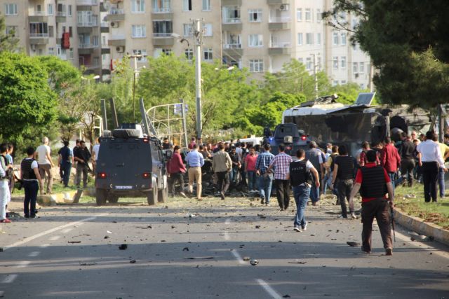 Τρεις νεκροί και 45 τραυματίες σε βομβιστική επίθεση στο Ντιγιάρμπακιρ