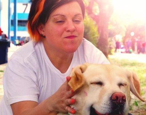 Οδηγός κατέβασε τυφλή από το λεωφορείο λόγω του σκύλου-οδηγού της