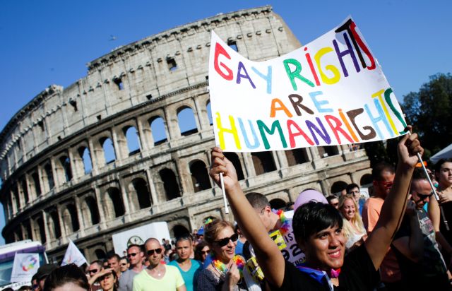 Ιταλία: Η Βουλή είπε «ναι» στο σύμφωνο συμβίωσης ομόφυλων ζευγαριών και ο Ρέντσι πήρε βαθιά ανάσα